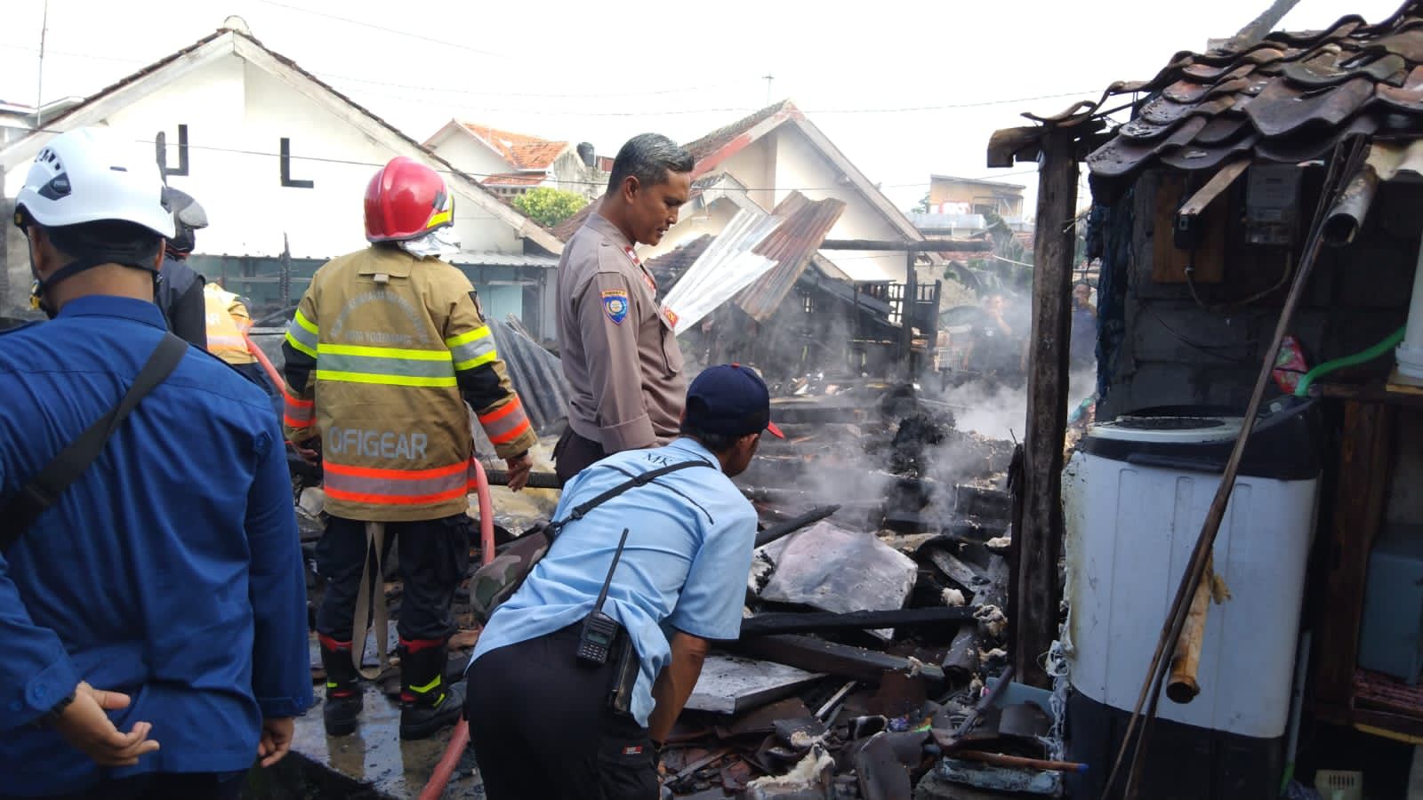 Satu buah rumah di Kampung Semaki Kulon, Umbulharjo, Jogjakarta dilahap si Jago Merah hingga hangus terbakar pada Kamis, (11/01/2024) sekitar pukul 06.30 WIB.
