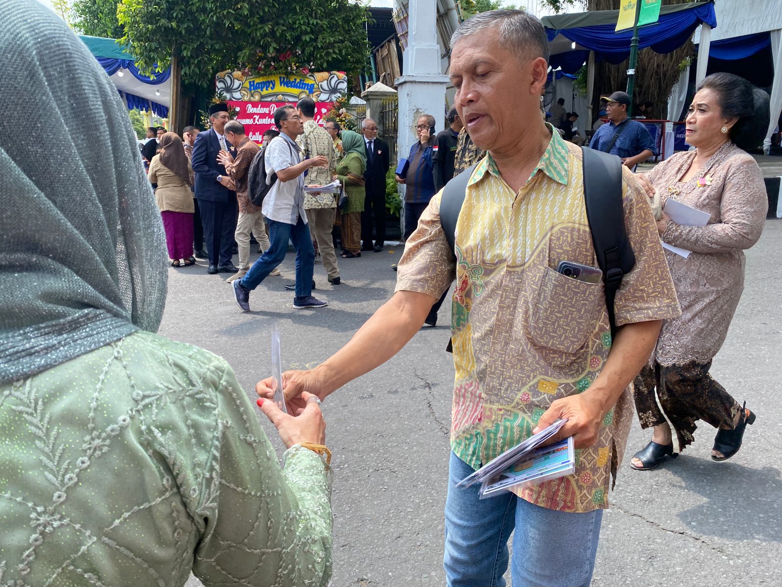 Salah seorang fotografer keliling sedang melakukan transaksi dengan tamu undangan di acara Dhaup Ageng Puro Pakualaman, Rabu (11/01/2024).