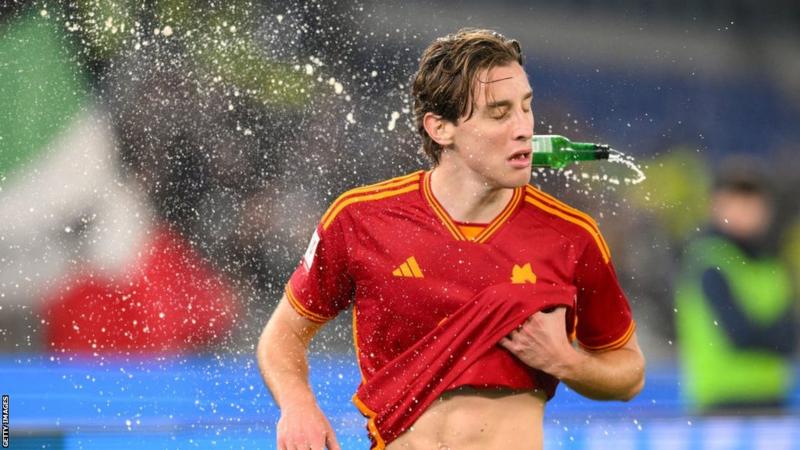 Edoardo Bove terkena lemparan botol bir di punggungnya saat pertandingan kontra Lazio (BBC)
