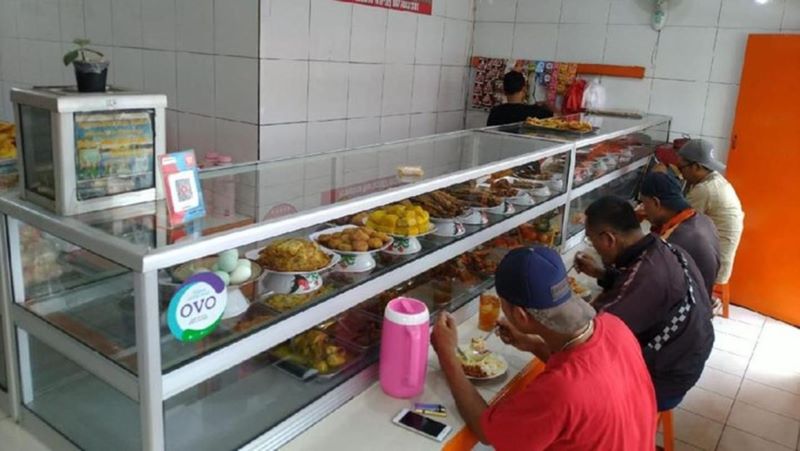 Pelanggan sedang menikmati makanan di warung tegal (warteg). Warteg siap go internasional.
