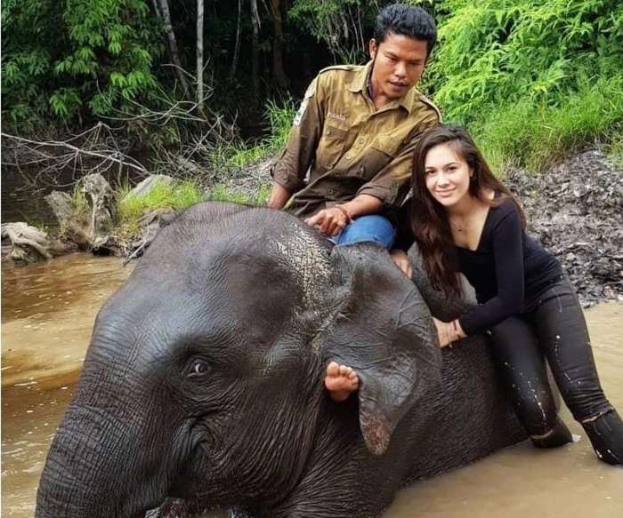 artis Wulan Guritno bersama gajah bernama Kapten Rahman saat masih hidup