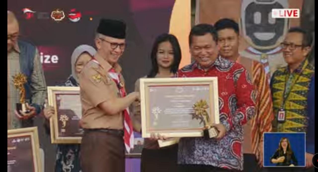 KEJAR TERBAIK: Direktur Utama Bank Kulon Progo, Joko Purnomo menerima penghargaan dari OJK di Jakarta.