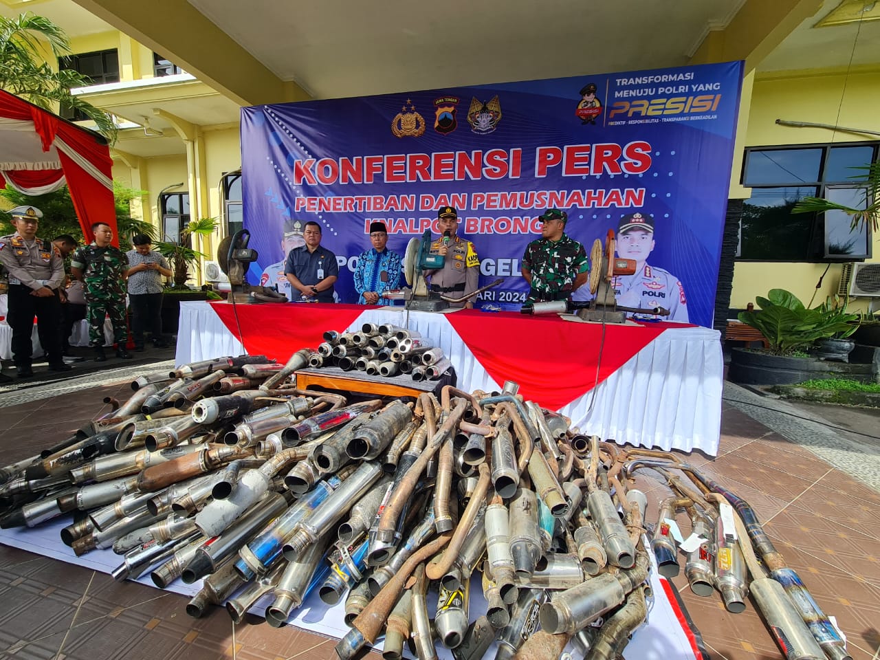 DIMUSNAHKAN: Ribuan knalpot brong hasil operasi Polresta Magelang bakal dimusnahkan. Knalpot tersebut merupakan hasil sitaan sejak 3 Januari 2024.