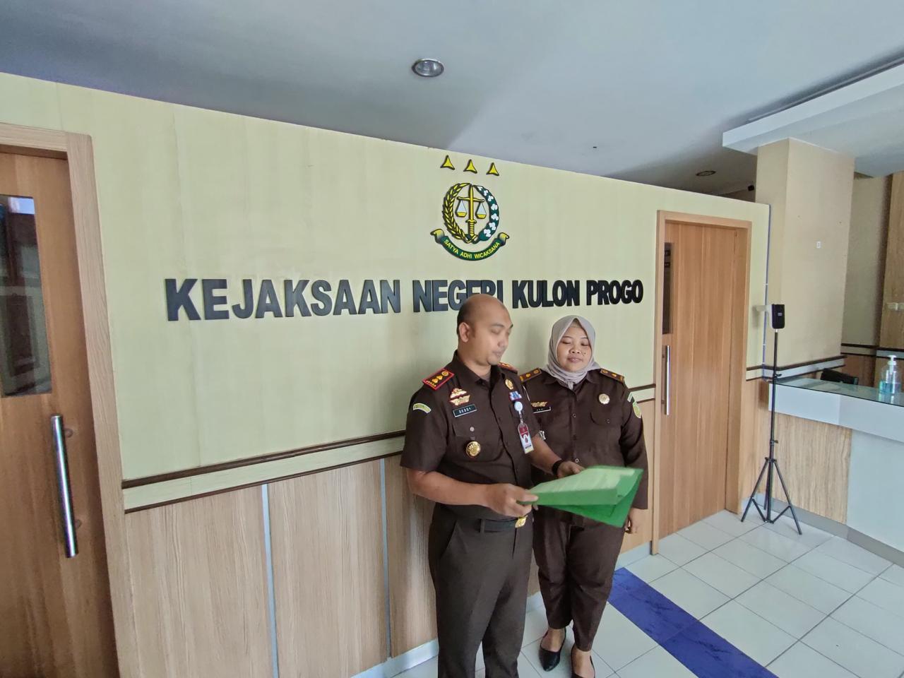 Deddy Sutendy dan Ari Hani menjelaskan kasus pidana korupsi yang dilakukan oleh salah satu pamong desa.