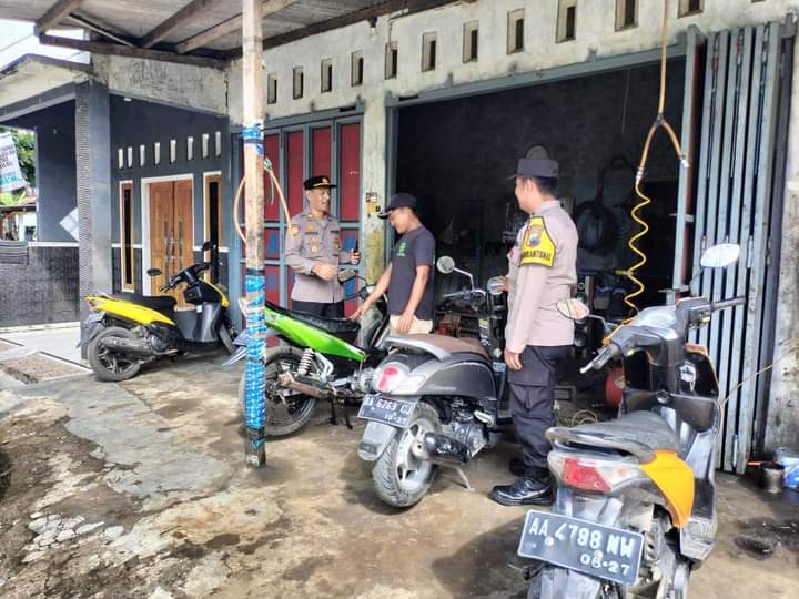 SOSIALISASI: Personel Polsek Puring mendatangi bengkel sepeda motor. Kedatangan polisi itu untuk memberikan imbauan terkait larangan knalpot brong.