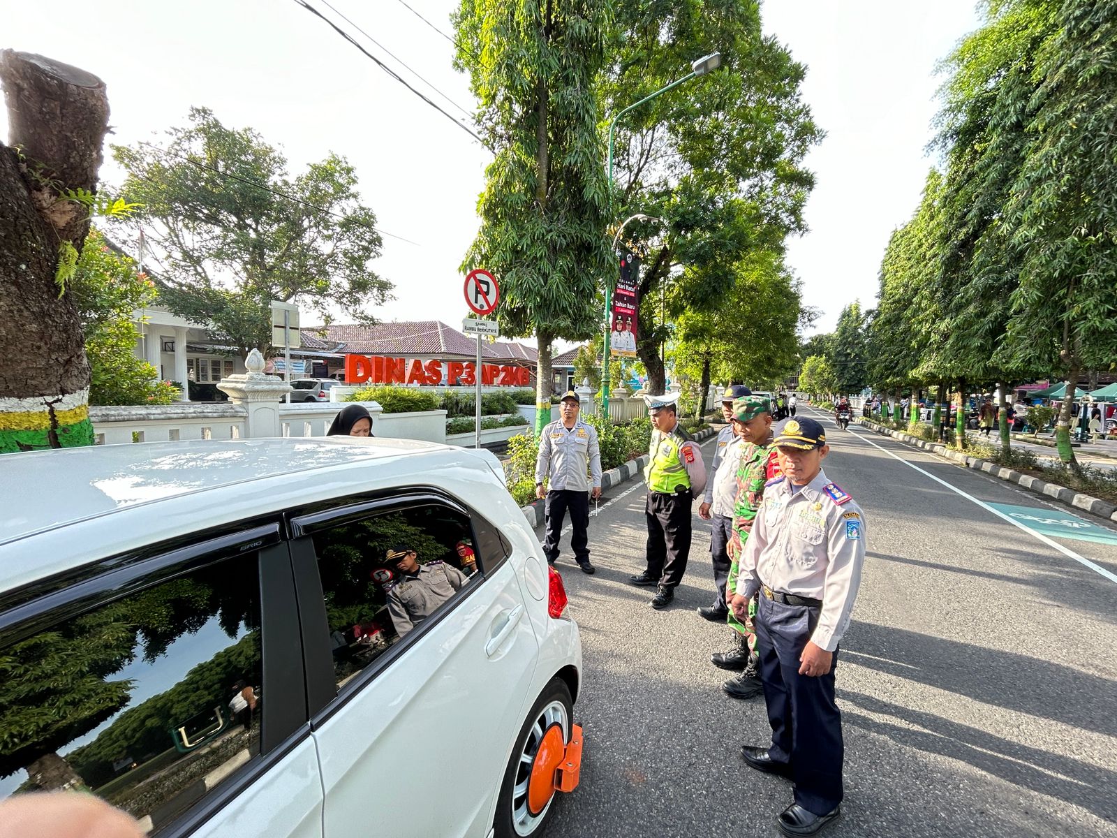 FOKUS: Petugas saat menggembok kendaraan yang terparkir sembarangan di Jalan Roro Jonggrang dan sebelah timur Lapangan Pemda Sleman pada Jumat (12/1).