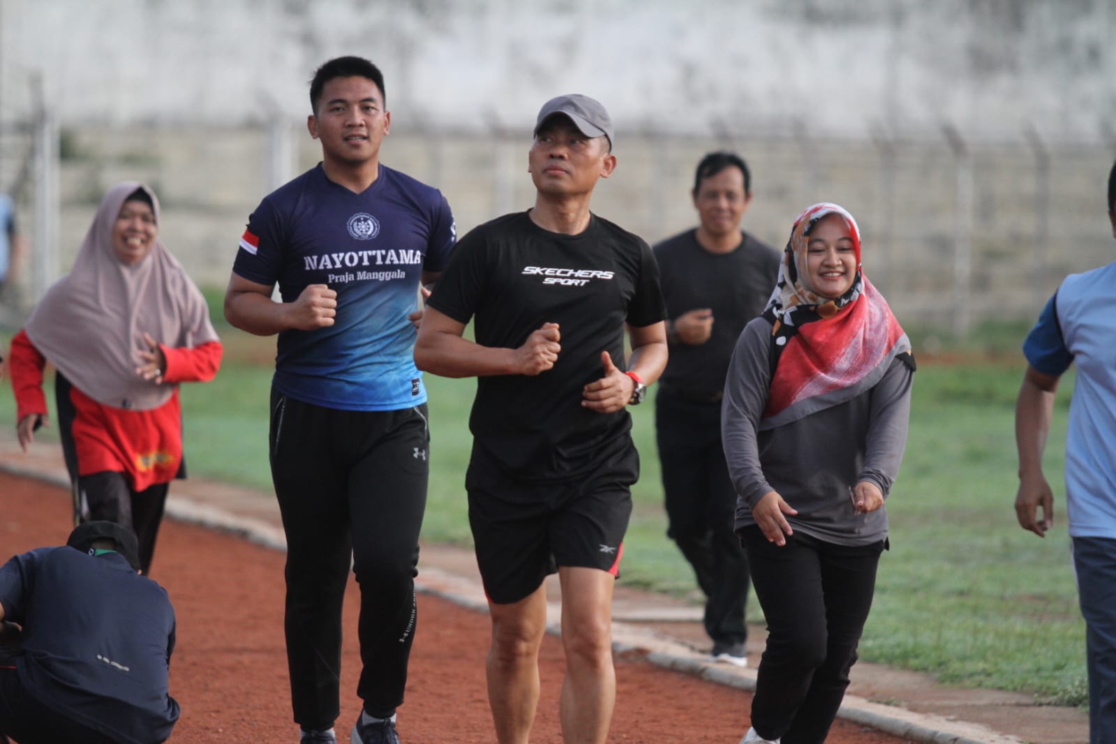 STRONG: Bupati Gunungkidul Sunaryanta mengikuti kegiatan kesamptaan jasmani di Stadion Gelora Handayani, Jumat (12/1).
