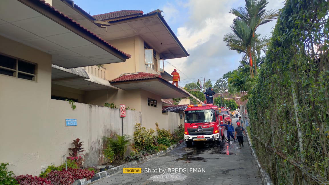 SEMPROT: Suasana penanganan kebakaran oleh petugas pemadam di Rumah Sakit Panti Nugroho Pakem, Jumat (12/1).