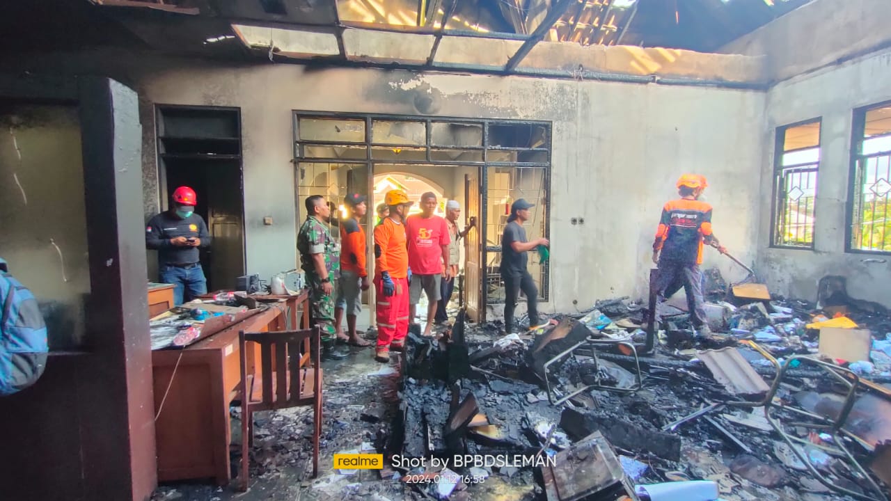 HANGUS: Suasana penanganan kebakaran oleh petugas pemadam di Rumah Sakit Panti Nugroho Pakem, Jumat (12/1).