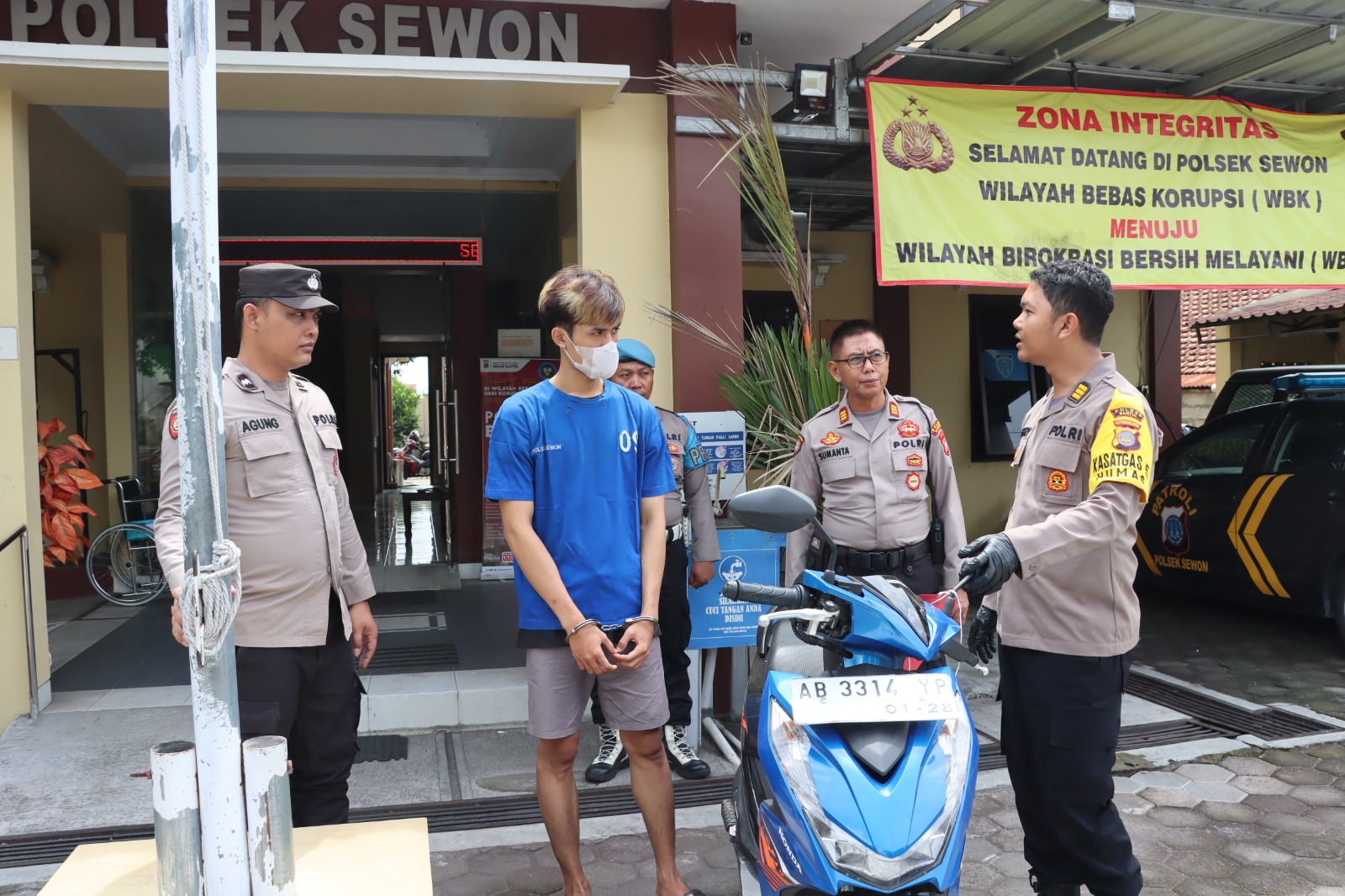 RINGKUS: Pelaku pencurian sepeda motor KPBP di Kapolsek Sewon.