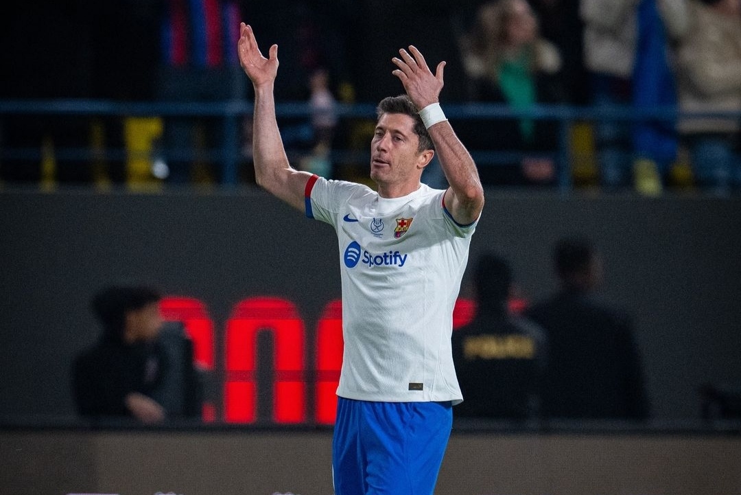 FINAL: Selebrasi Robert Lewandowski usai ukir gol ke gawang Osasuna di semifinal Piala Super Spanyol. (ig fcbarcelona)