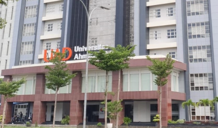 Suasana kampus Universitas Ahmad Dahlan (UAD) Yogyakarta di Umbulharjo, Jogjakarta belum lama ini.