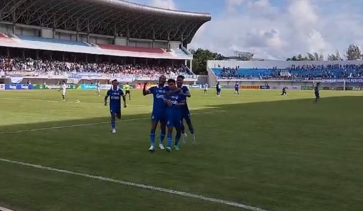 Alfriyanto Nico merayakan golnya
