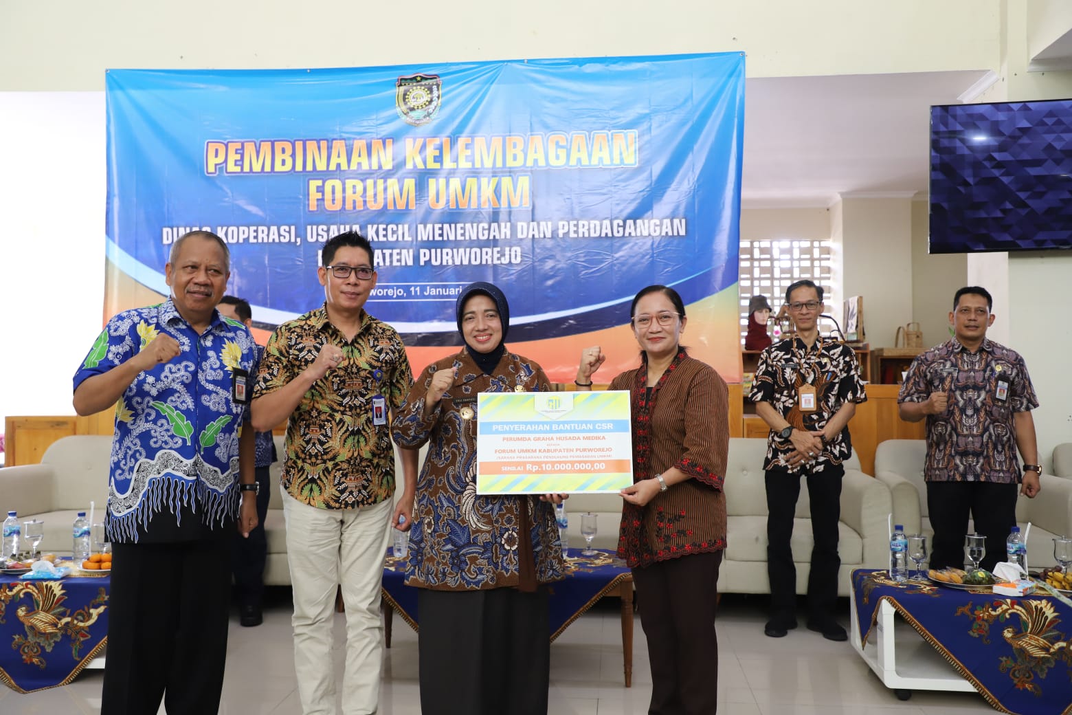 Bupati Purworejo Yuli Hastuti menyerahkan bantuan CSR dari BUMD Graha Husada Medika Purworejo kepada Forum UMKM Kabupaten Purworejo sebagai wujud dukungan pemerintah dalam meningkatkan UMKM