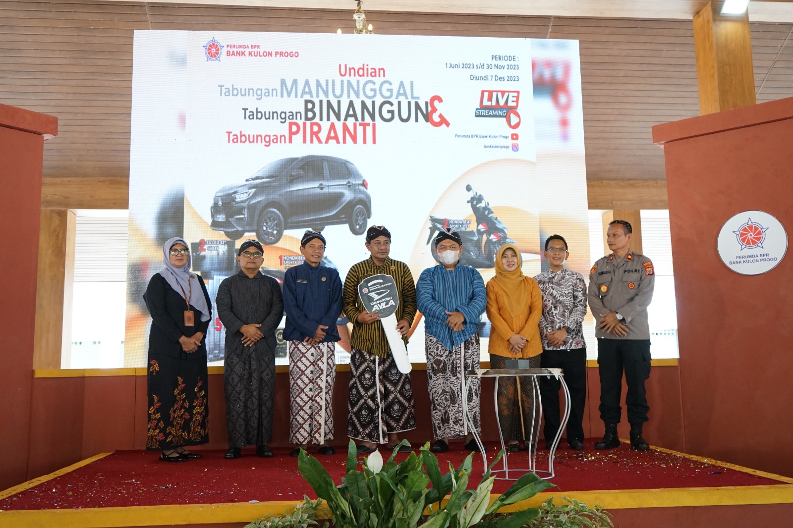 DEKAT DENGAN NASABAH: Bank Kulon Progo mengadakan undian tabungan dua kali setiap tahunnya dengan hadiah utama berupa satu unit mobil.