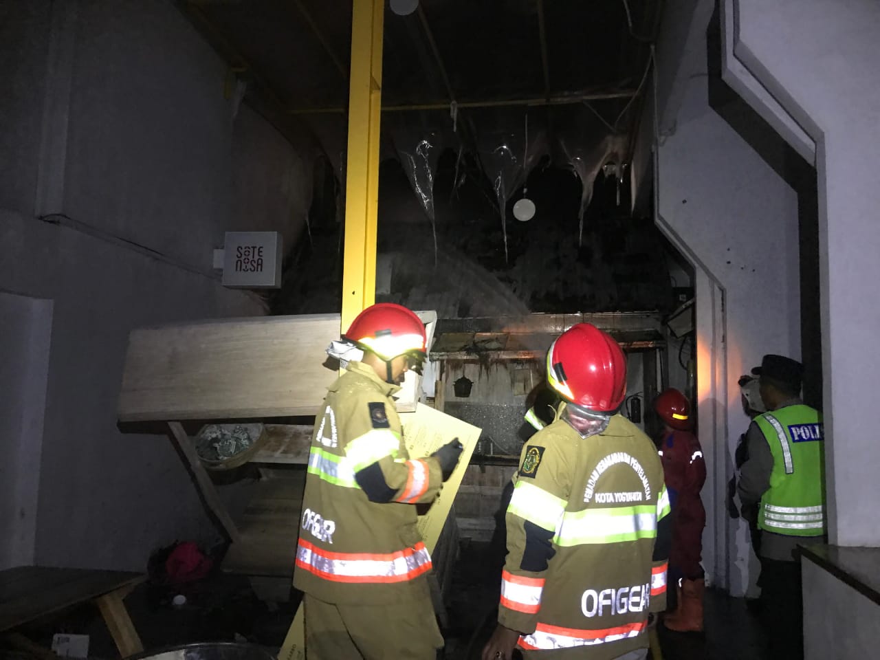 Petugas pemadam kebakaran Kota Jogja memadamkan api