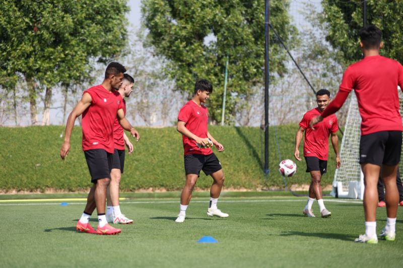 MEMBARA: Hokky Caraka dan kolega di timnas Indonesia jalani latihan bersama jelang bergulirnya Piala Asia 2023 Qatar (PSSI)