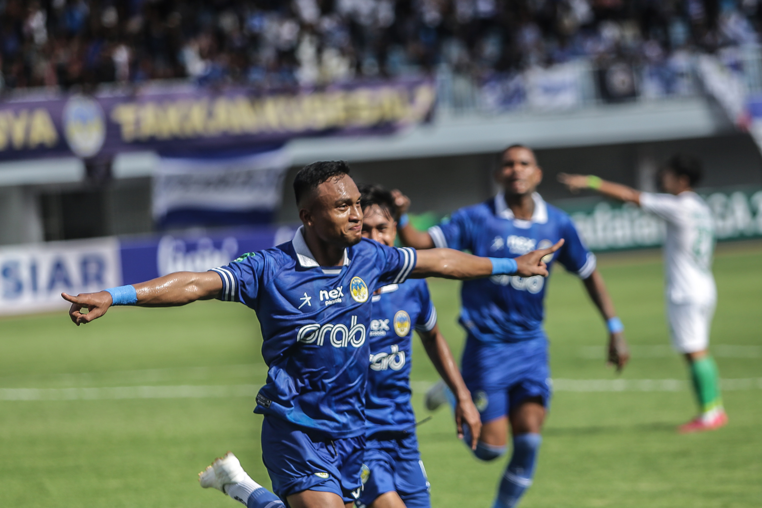 Pemain PSIM Jogja Achmad faris merayakan gol ke gawang PSMS Medan