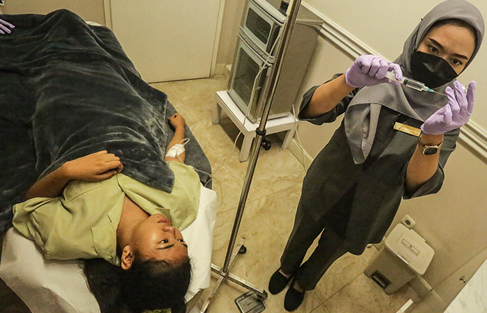 JADI TREN: Dokter dan Perawat mempersiapkan infus glowing untuk pasien di klinik layanan perawatan kulit Zap Premiere, Kotabaru, Jogja kemarin (12/1).