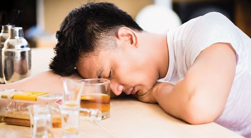 Ilustrasi seseorang yang mengonsumsi alkohol berlebihan.