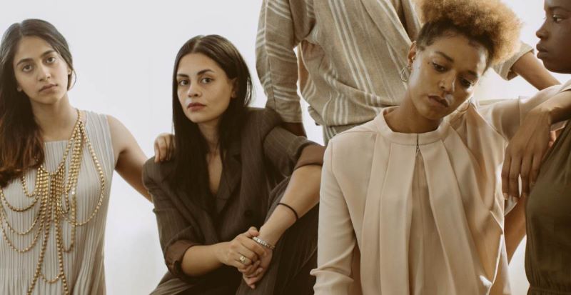 Ilustrasi perempuan tampil stylish dengan pakaian monocrome, menambah daya tarik.