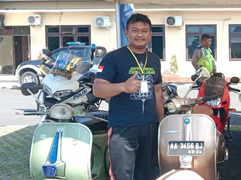 BARANG ANTIK: Bripka Ratna Kurniawan sosok personel Polres Kebumen yang gandrung mengoleksi vespa. (Istimewa)