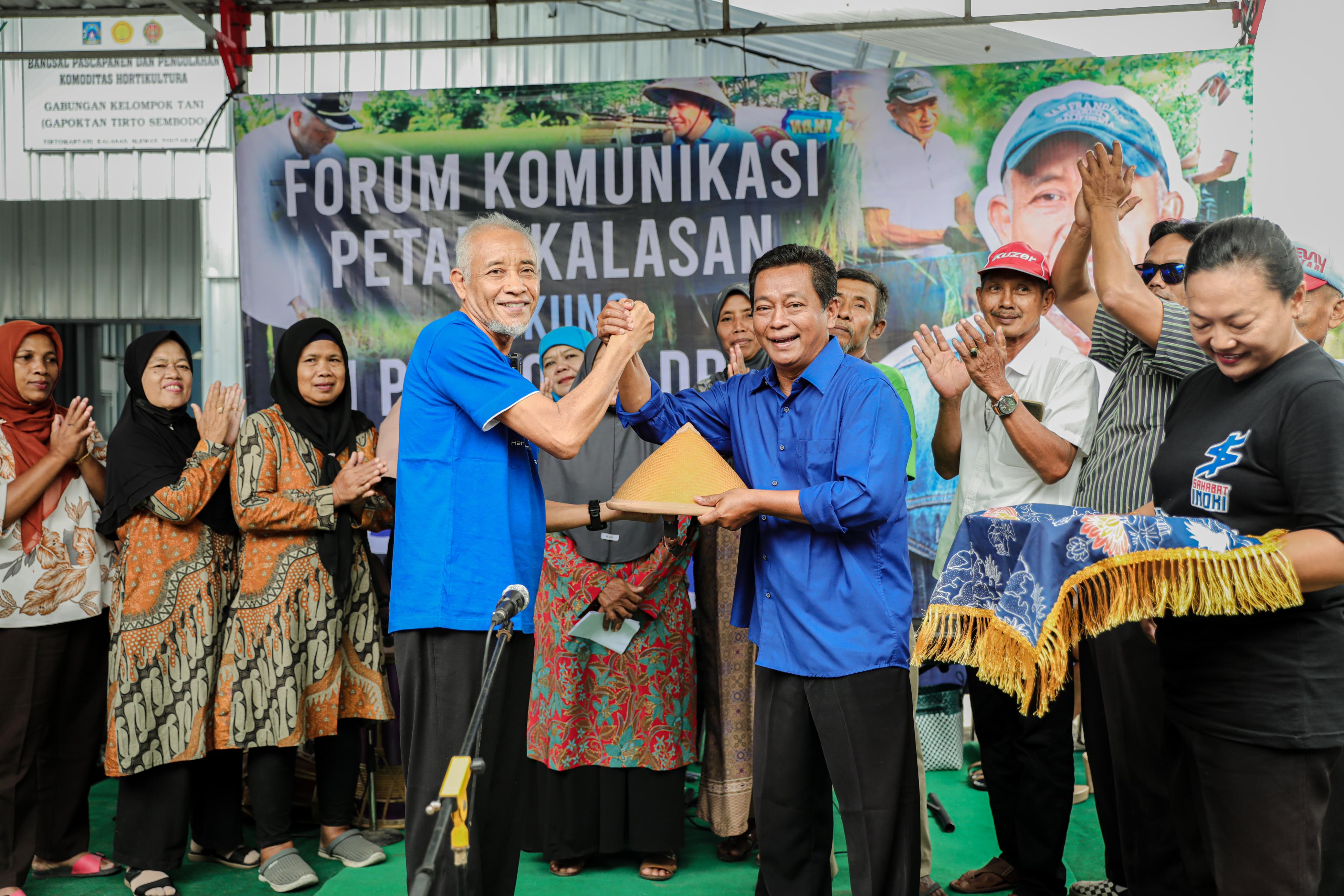 Sebagai wujud simbol dukungan kepada Sri Purnomo, perwakilan petani ini memberikan caping sebagai tanda menitipkan aspirasi dan perjuangan petani.&nbsp;