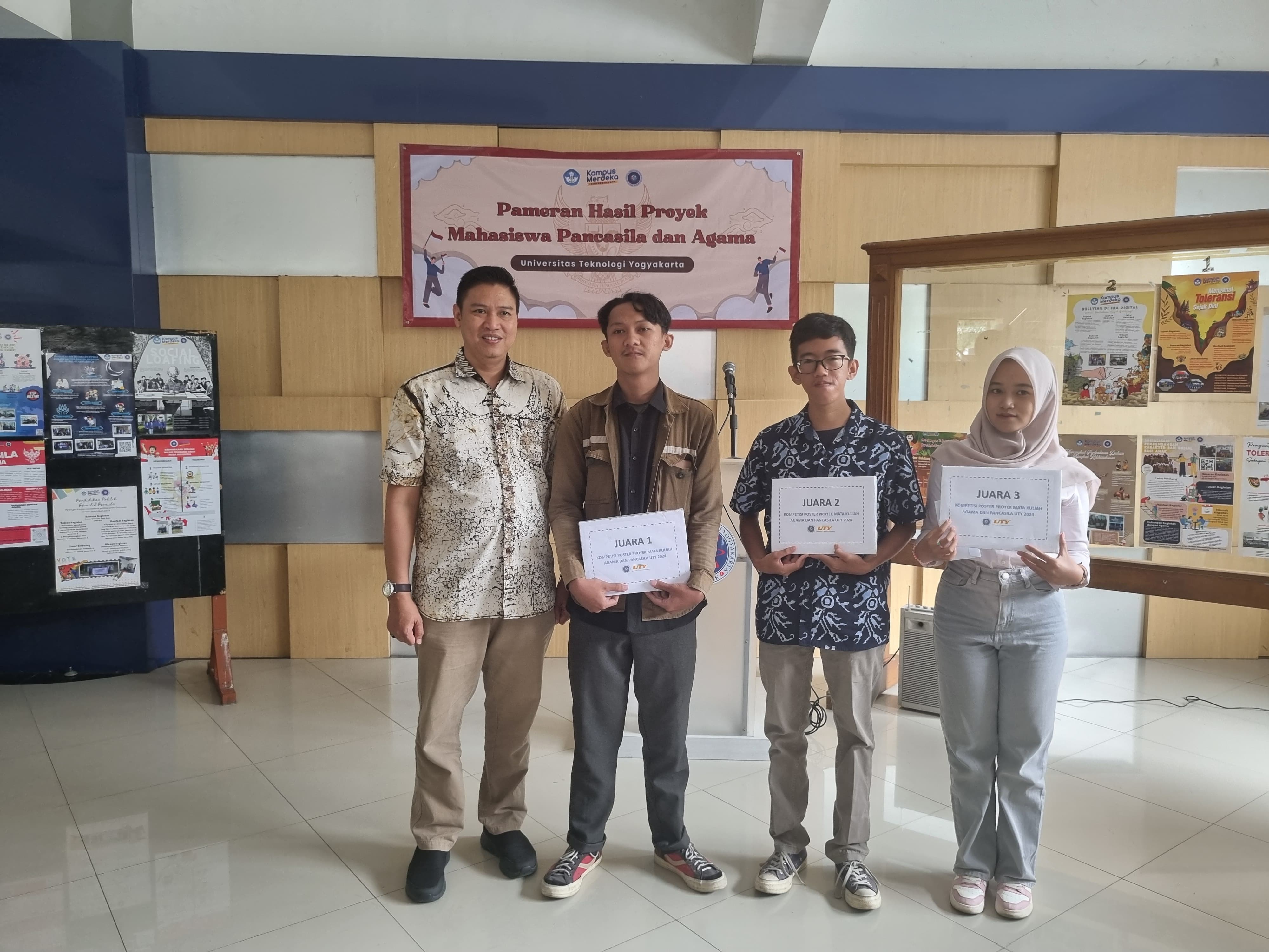 TERBAIK: nyerahan hadiah bagi para mahasiswa UTY dalam program Mata Kuliah Wajib Kurikulum (MKWK).