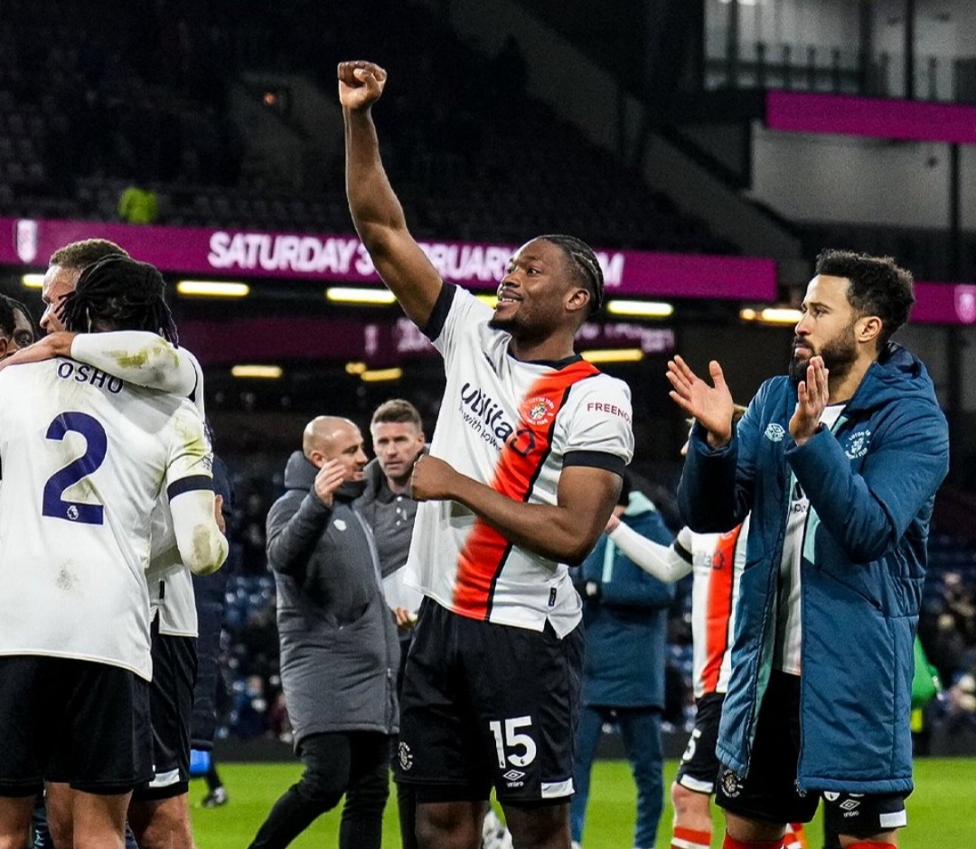Kebahagiaan para pemain Luton Town usai raih satu poin kontra Burnley dan memastikan tak tersentuh kekalahan di empat pertandingan terakhir (luton town)