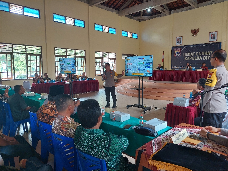 Kapolda DIY Irjen Pol Suwondo Nainggolan, membuat acara Jumat Curhat, di Balai Desa Jatirejo, Kapanewon Lendah Jumat (12/1).