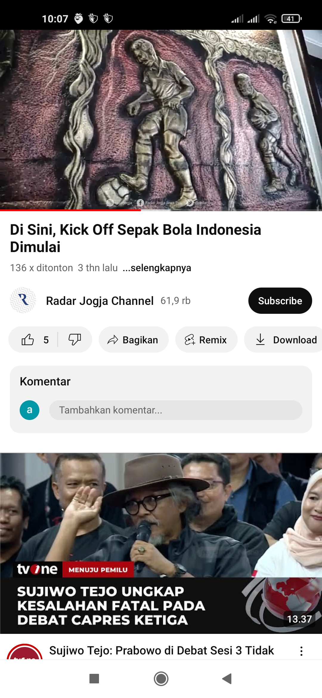 SPORTIF: Salah satu bagian  relief yang menggambarkan sepak bolk di Monumen PSSI Jogja.