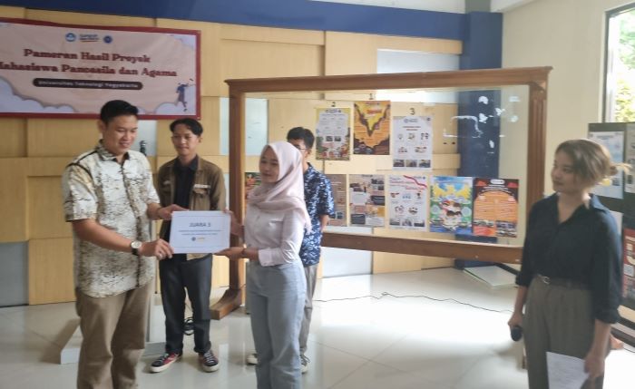 Penyerahan hadiah bagi para mahasiswa UTY dalam program Mata Kuliah Wajib Kurikulum (MKWK).