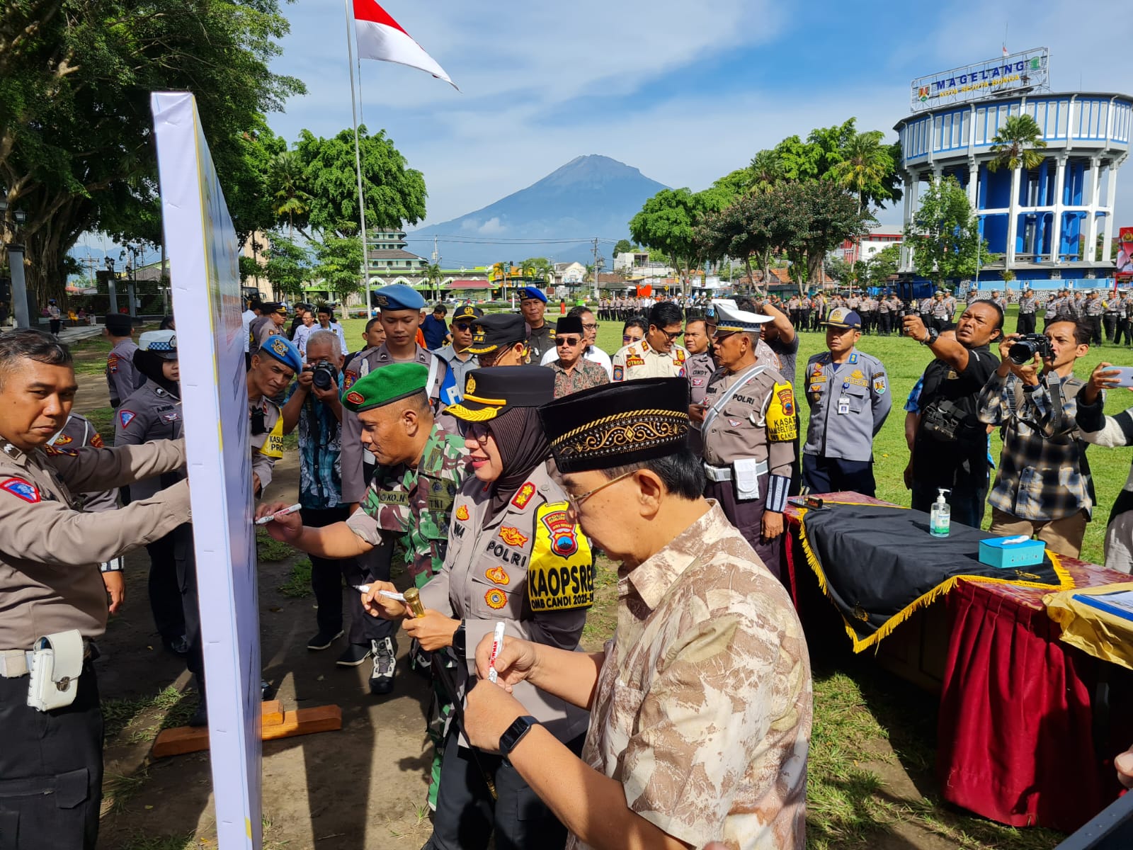 SIMBOLIS: Wakil Wali Kota Magelang bersama Kapolres Magelang Kota, instansi terkait, dan perwakilan partai politik (parpol) peserta pemilu saat menandatangani deklarasi Jate