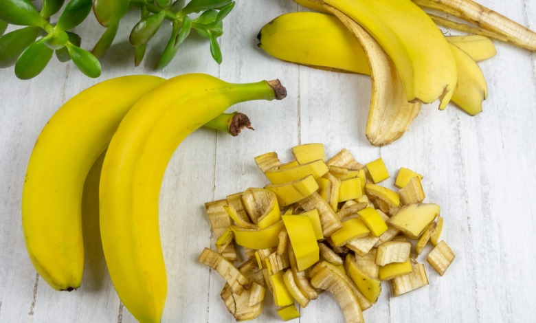 Sebelum diolah pastikan cuci bersih dan potong kulit pisang agar memudahkan dalam mengelolanya