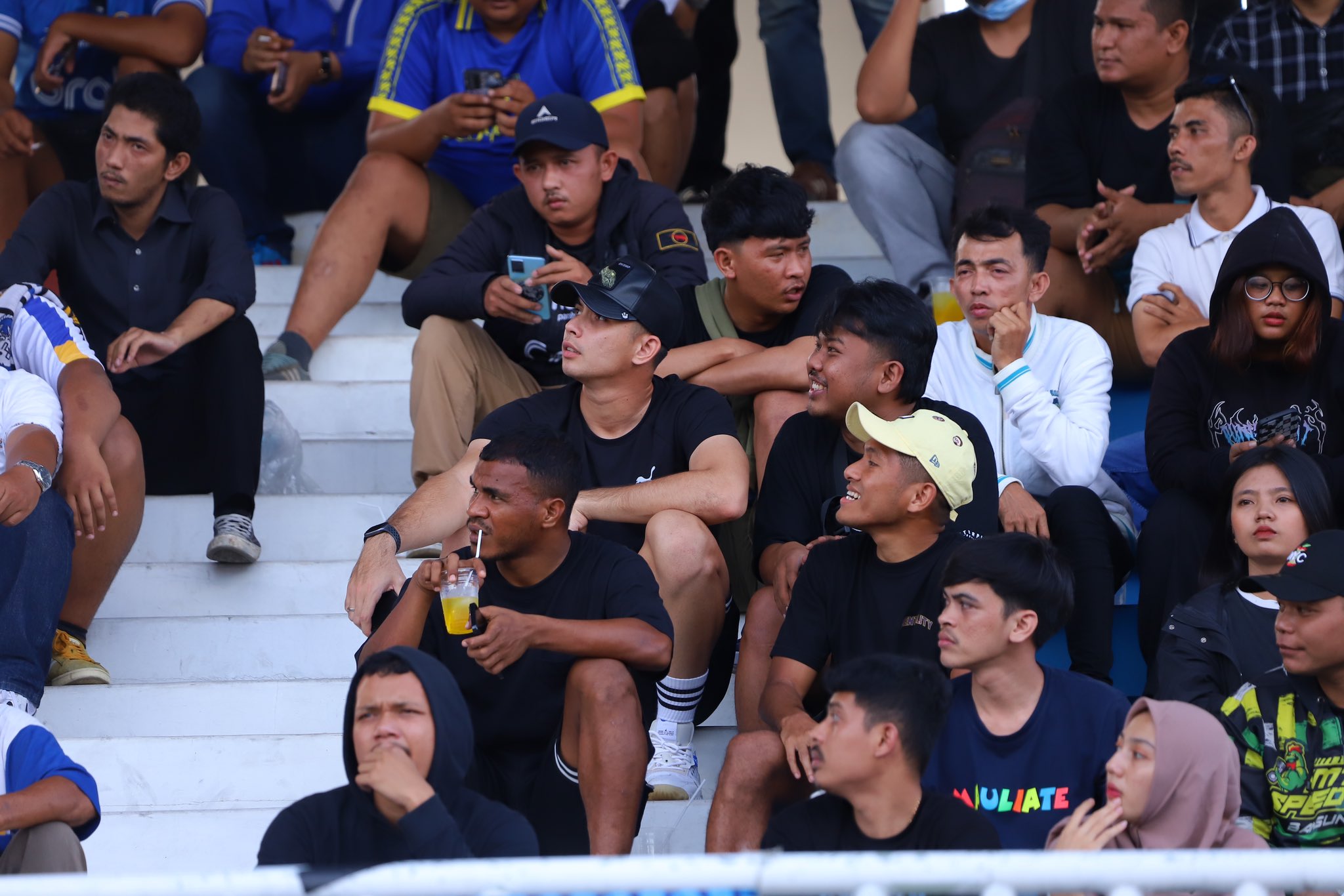 Kiper Borneo Nadeo Argawinata tampak menyaksikan pertandingan PSIM Jogja dan PSMS Medan di Stadion Mandala Krida Jogja Jumat (12/1)