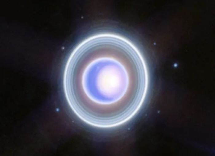 planet uranus yang juga memiliki cincin