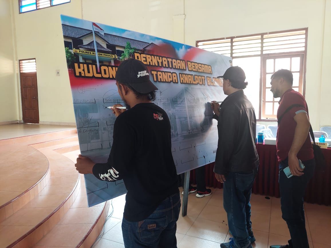 SEPAKAT: Penandatanganan kesepakatan tidak gunakan knalpot brong di Balai Kalurahan Jatirejo, Kapanewon Lendah, Kulonprogo, Jumat (12/1).