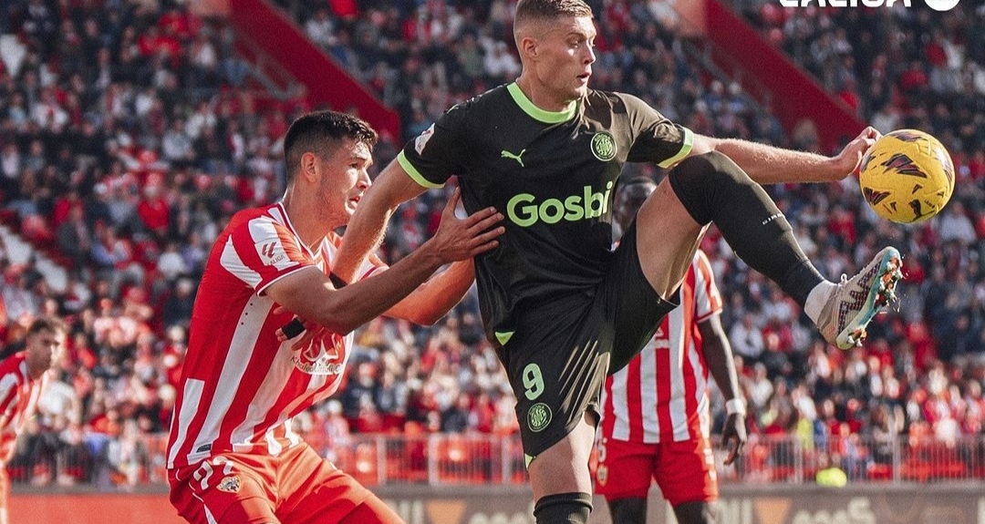 Artem Dovbyk coba mengkontrol bola saat Girona hadapi Almeria di lanjutan La Liga (ig gironafc)