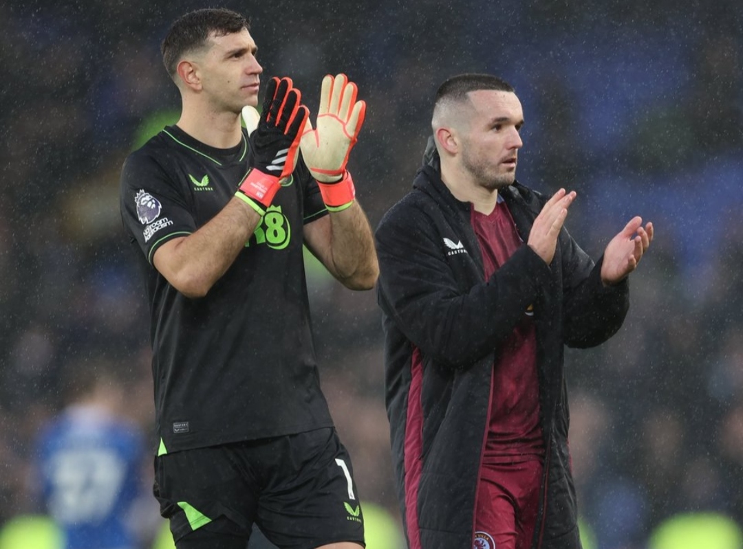 TENANG: Emiliano Martines tepuk tangan usai Aston Villa curi satu poin dari Everton (aston villa)
