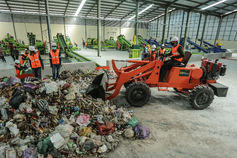 KELOLA: Pekerja memindahkan sampah di TPST Tamanmartani, Kalasan, Sleman.
