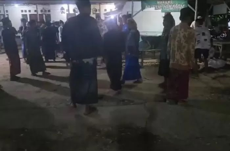 LANGSUNG: Sejumlah warga berdatangan ke TKP tewasnya empat warga di Desa Bumi Anyar, Kecamatan Tanjung Bumi, Bangkalan, Jawa Timur, pada Jumat (12/1) malam.