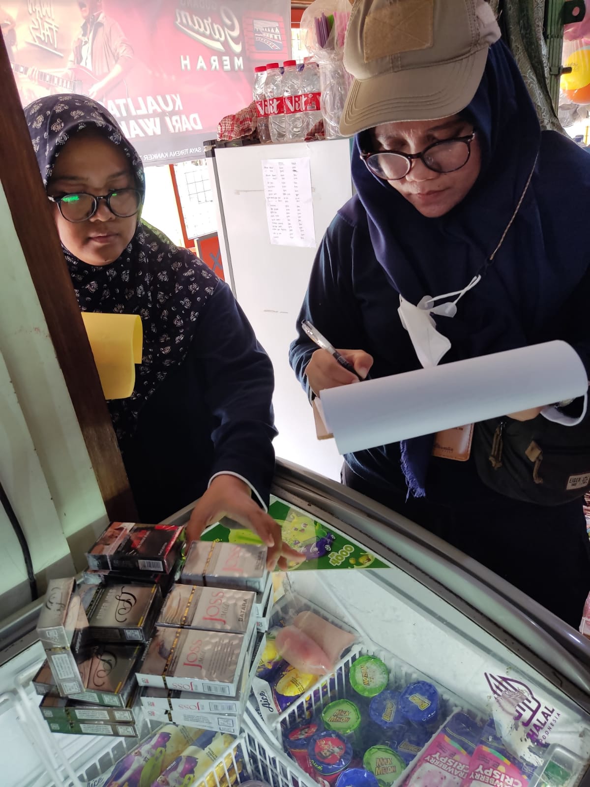 DATA: Petugas Satpol PP Bantul mengecek rokok ilegal di sebuah warung.