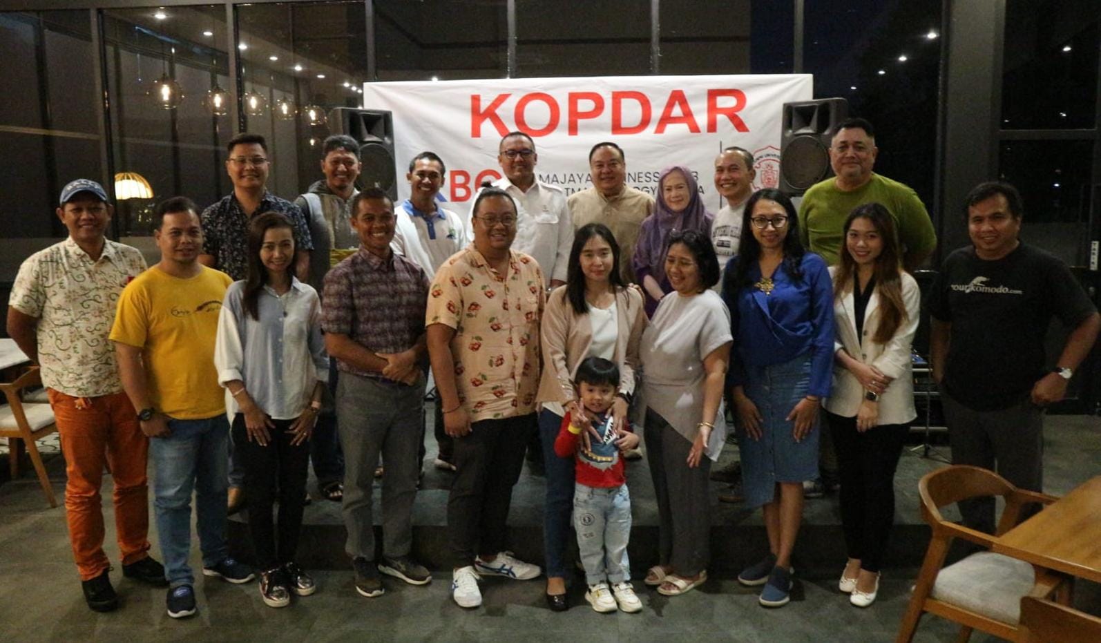 BERMANFAAT - Kamajaya Business Club (KBC) menggelar kopi darat atau pertemuan tatap muka dengan anggota di Balcony Ambarrukmo Plaza Sabtu malam (13/1/2024).