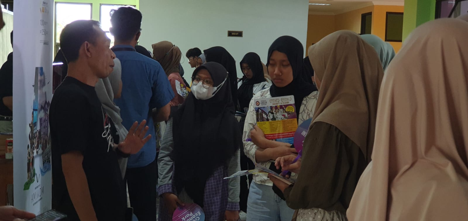 Sejumlah pelajar berkomunikasi dengan kampus Sekolah Tinggi Pembangunan Masyarakat Desa "APMD" Jogjakarta disela acara Edu Expo 8.0 lantai dua Kantor Dinas Perpustakaan dan Kearsipan Gunungkidul.