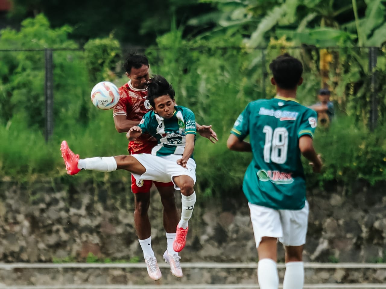 MELAYANG: Pemain PS HW UMY saat uji coba melawan PSS Sleman.