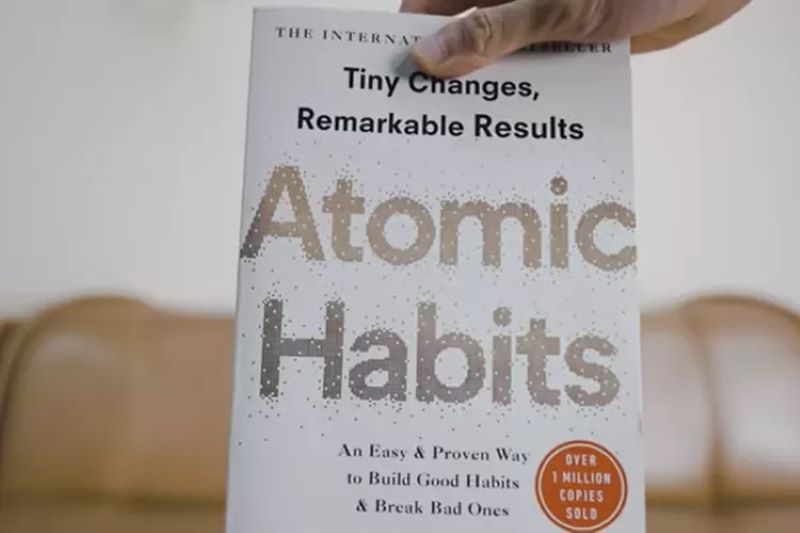 Buku Atomic Habits jadi acuan bangun kebiasaan positif.