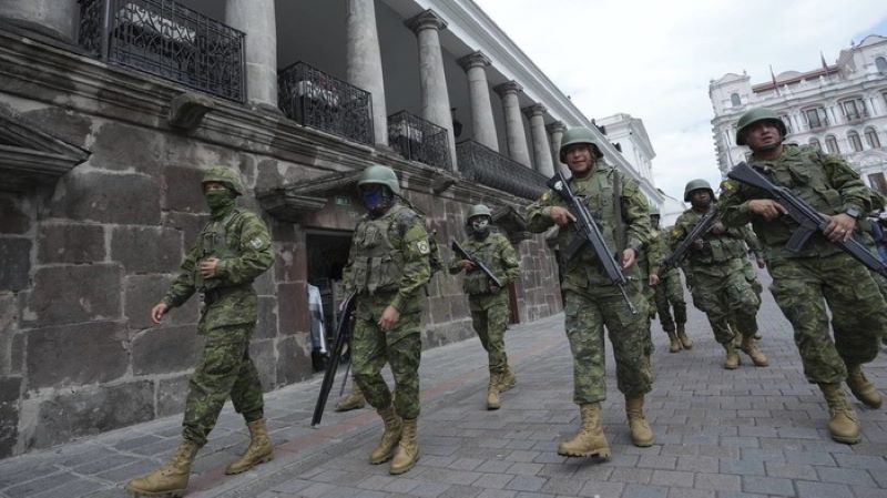Ekuador baru- baru ini menetapkan 60 hari status darurat. Para tentara dan polisi tengah berjaga melakukan pengamanan.