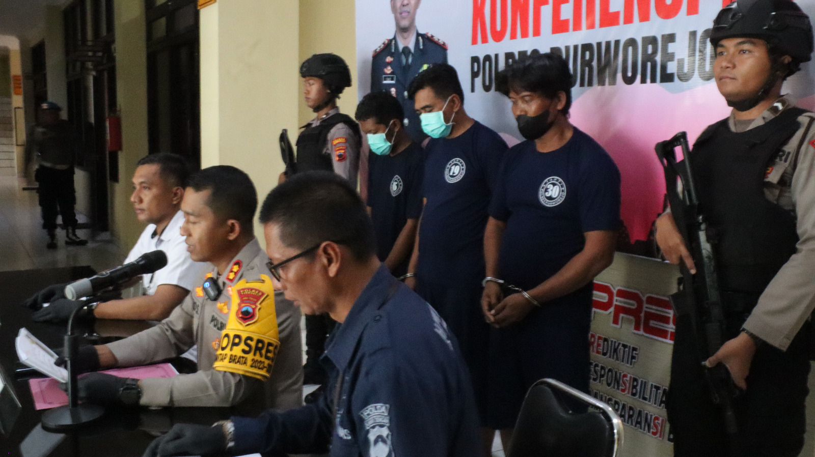 BEKUK: Ketiga pelaku pencuri truk berhasil diamankan Satreskrim Polres Purworejo.