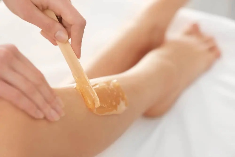 Ilustrasi proses waxing pada kulit kaki.