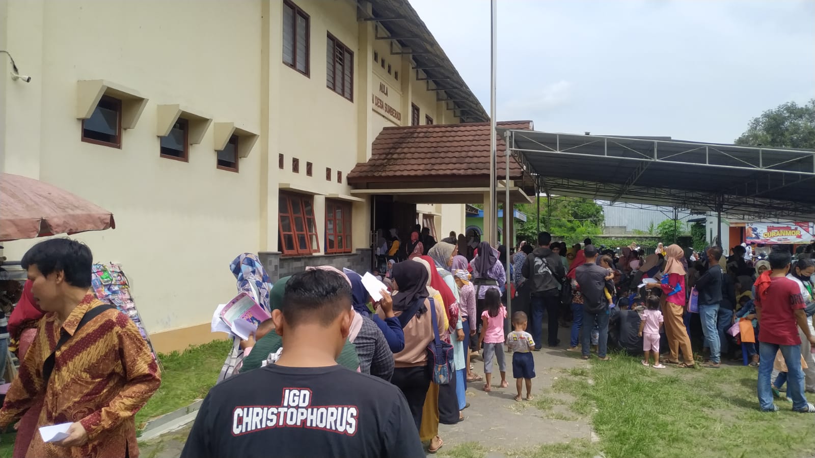 MEMBLUDAK: Suasana antrian yang mengular pada kegiatan Sub-PIN Polio di kalurahan Sumberadi, Mlati, Sleman, Senin (15/1). Dinkes Sleman menarget capaian imunisasi  bisa mencapai angka 99 persen.